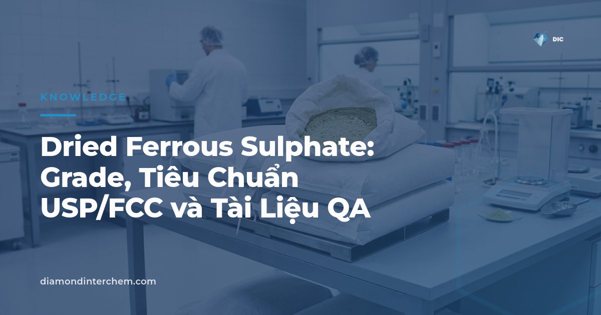 Bột dried ferrous sulphate màu xám nhạt trong bao PP/PE lót chống ẩm tại kho nguyên liệu